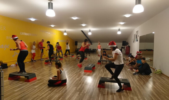 Participants au Bootcamp de Noël 2018 à Planète Fitness Rixheim, combinant cours collectif et moment convivial autour d’un apéro