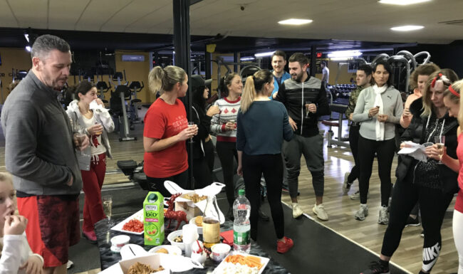 Participants au Bootcamp de Noël 2019 à Planète Fitness Rixheim, entre cours collectif dynamique et moment convivial autour d’un apéro