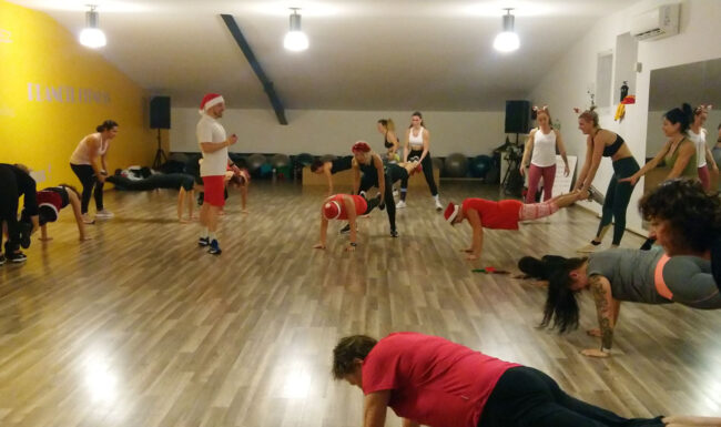 Participants au Bootcamp de Noël 2022 à Planète Fitness Rixheim, combinant cours collectif intense et apéro convivial