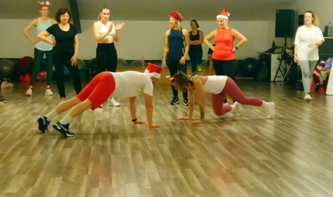 Participants au Bootcamp de Noël 2022 à Planète Fitness Rixheim, combinant cours collectif intense et apéro convivial