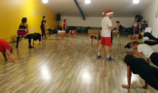 Participants au Bootcamp de Noël 2022 à Planète Fitness Rixheim, combinant cours collectif intense et apéro convivial