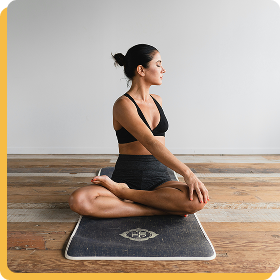 Image d’illustration : personne en posture de yoga sur une carte illustrée, vue complète de la posture et de l’alignement.