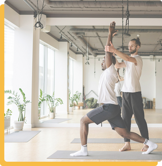 Image d’illustration : coach sportif corrigeant la posture d’une personne dans une salle de sport, ambiance professionnelle et motivante.