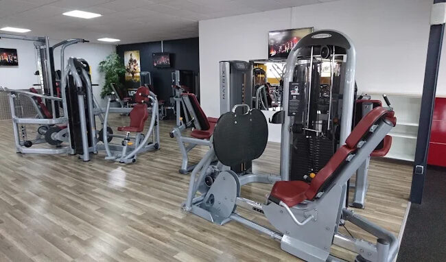 Image d’illustration : vue de la salle de sport Planète Fitness Rixheim avec équipements modernes, espace musculation et cardio lumineux.