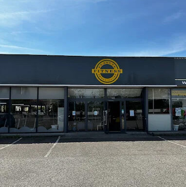 Image d’illustration : vue de la salle de sport Planète Fitness Rixheim avec équipements modernes, espace musculation et cardio lumineux.