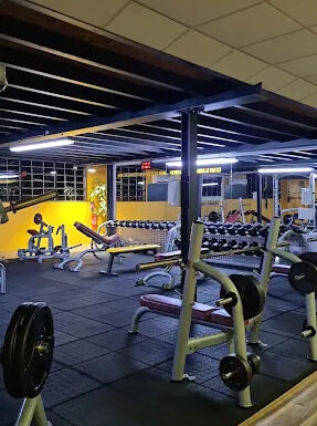 Image d’illustration : vue de la salle de sport Planète Fitness Rixheim avec équipements modernes, espace musculation et cardio lumineux.