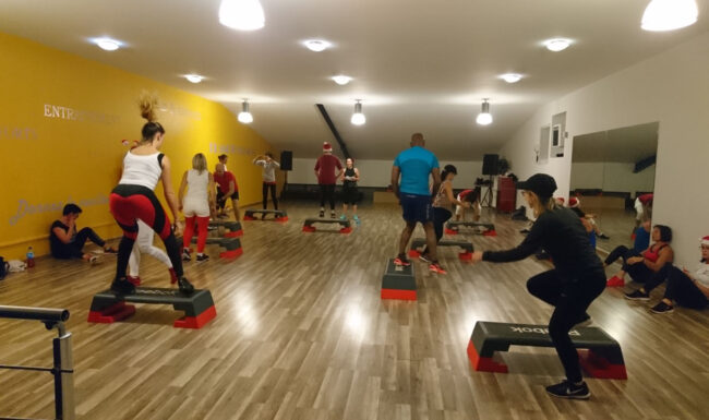 Participants au Bootcamp de Noël 2018 à Planète Fitness Rixheim, combinant cours collectif et moment convivial autour d’un apéro