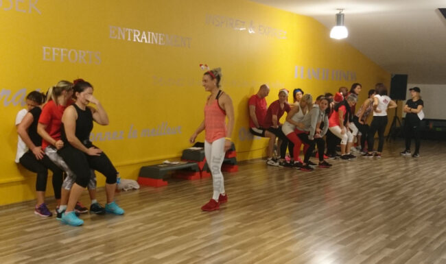 Participants au Bootcamp de Noël 2018 à Planète Fitness Rixheim, combinant cours collectif et moment convivial autour d’un apéro