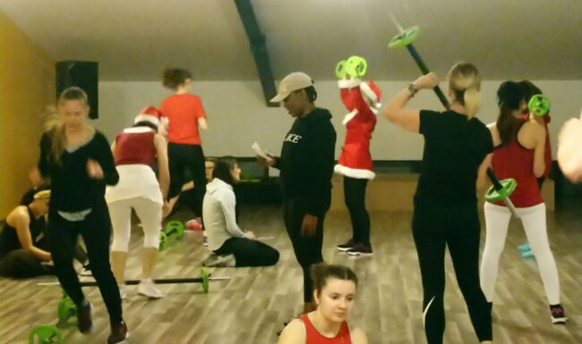 Participants au Bootcamp de Noël 2019 à Planète Fitness Rixheim, entre cours collectif dynamique et moment convivial autour d’un apéro