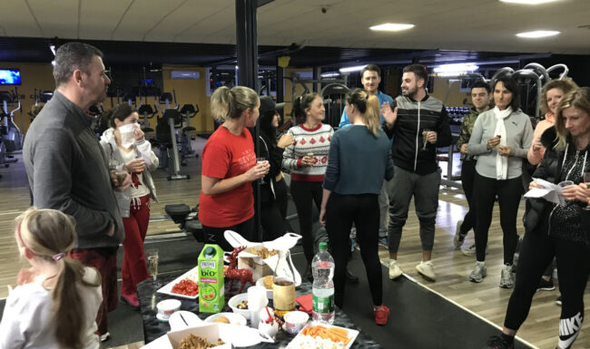 Participants au Bootcamp de Noël 2019 à Planète Fitness Rixheim, entre cours collectif dynamique et moment convivial autour d’un apéro