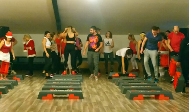 Participants au Bootcamp de Noël 2019 à Planète Fitness Rixheim, entre cours collectif dynamique et moment convivial autour d’un apéro