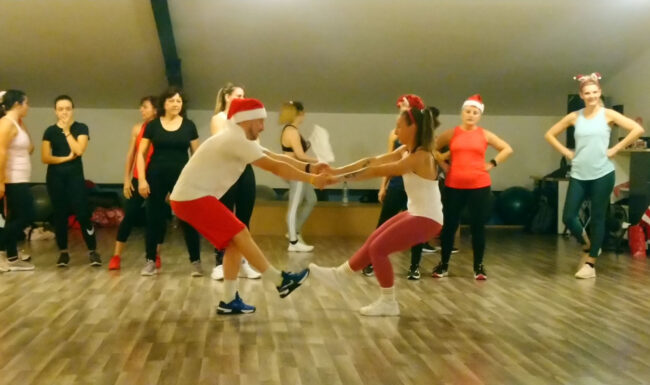 Participants au Bootcamp de Noël 2022 à Planète Fitness Rixheim, combinant cours collectif intense et apéro convivial