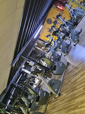 Image d’illustration : vue de la salle de sport Planète Fitness Rixheim avec équipements modernes, espace musculation et cardio lumineux.