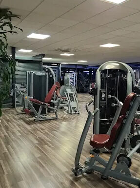 Image d’illustration : vue de la salle de sport Planète Fitness Rixheim avec équipements modernes, espace musculation et cardio lumineux.